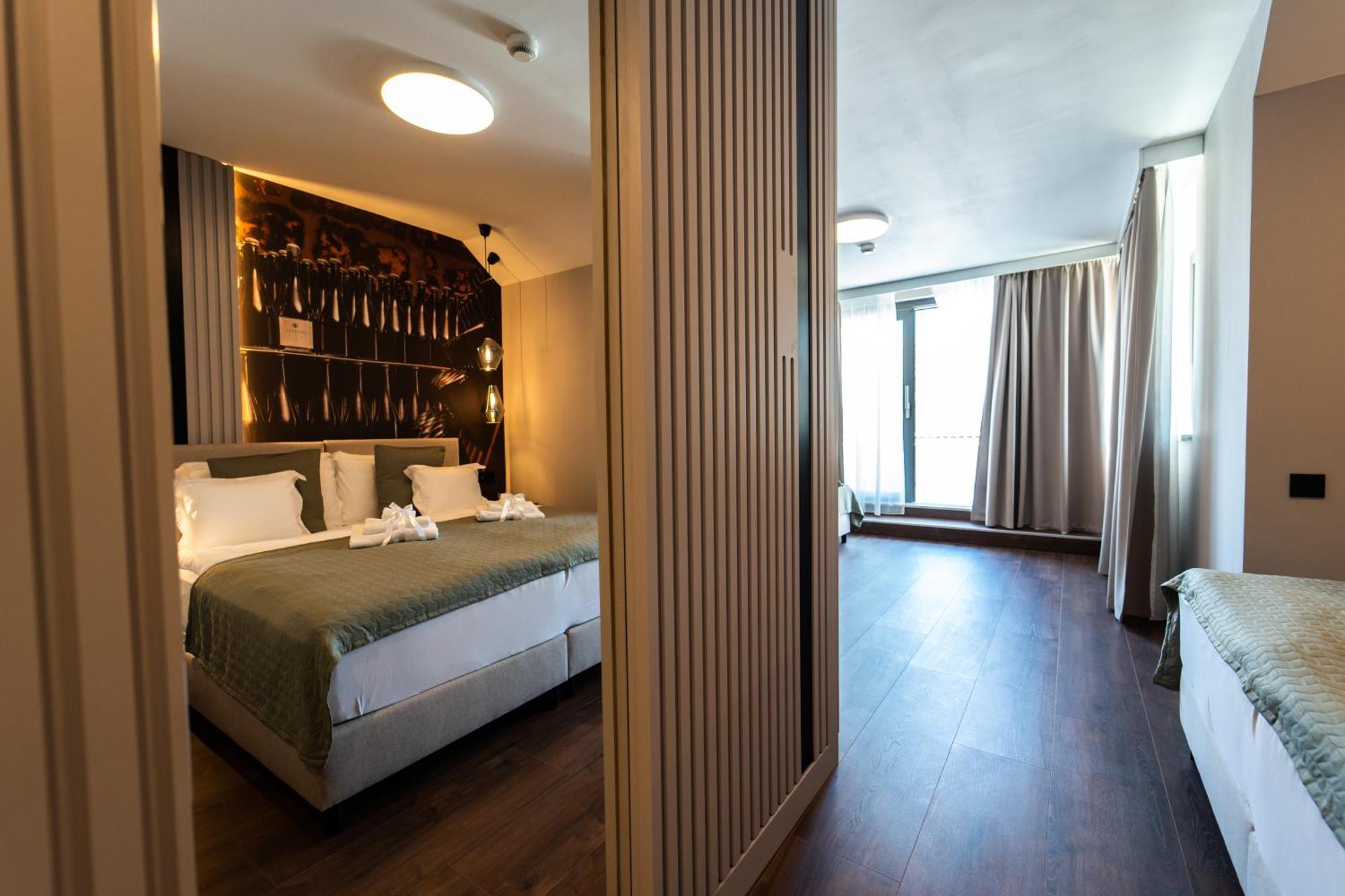 Rokusfalvy Borhotel Es Fogado Etyek Exterior photo