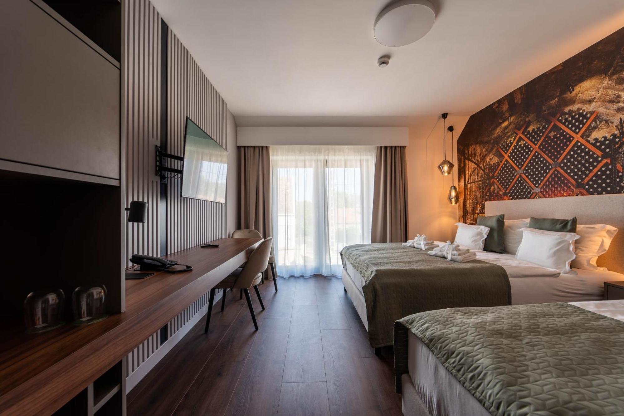 Rokusfalvy Borhotel Es Fogado Etyek Exterior photo