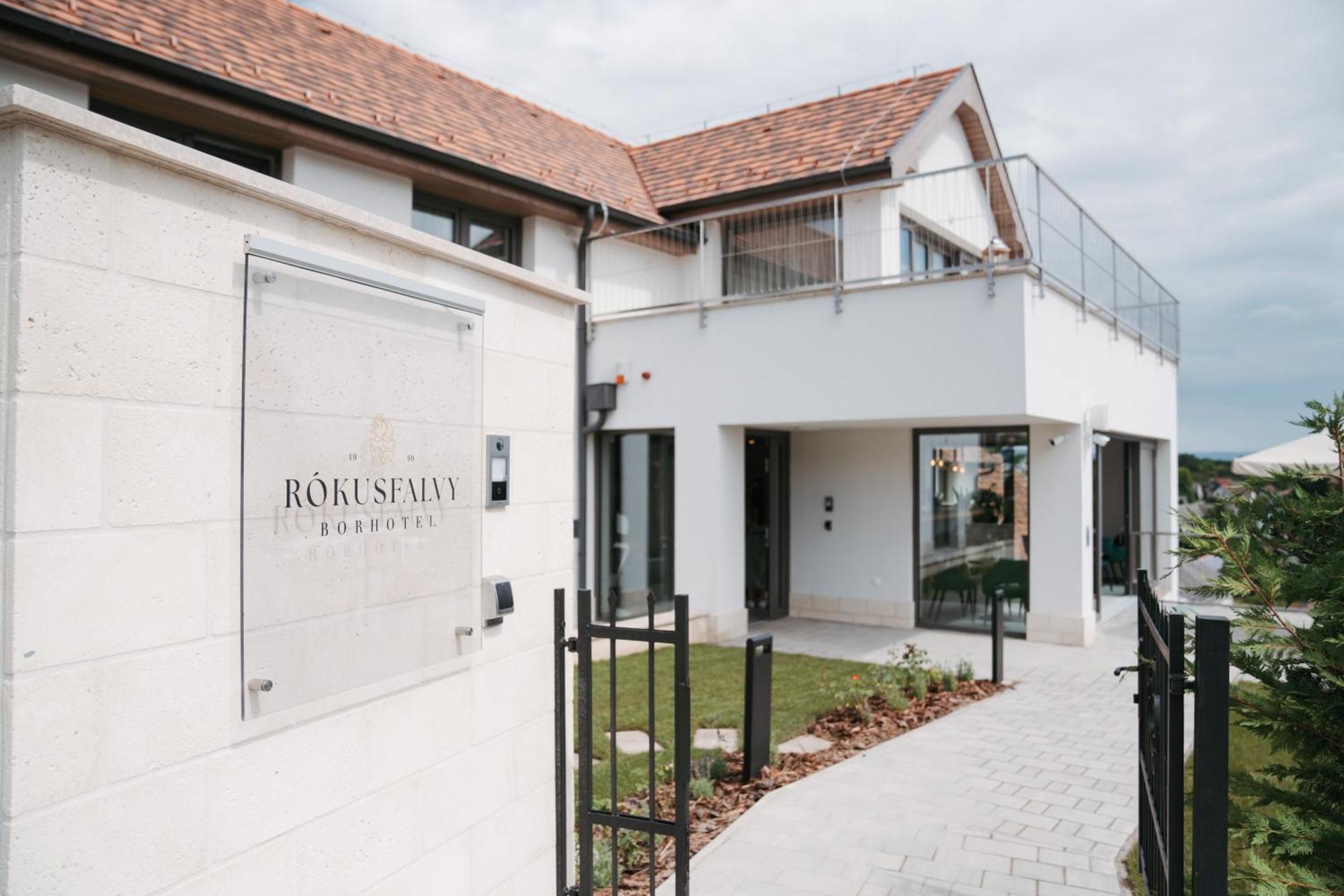 Rokusfalvy Borhotel Es Fogado Etyek Exterior photo