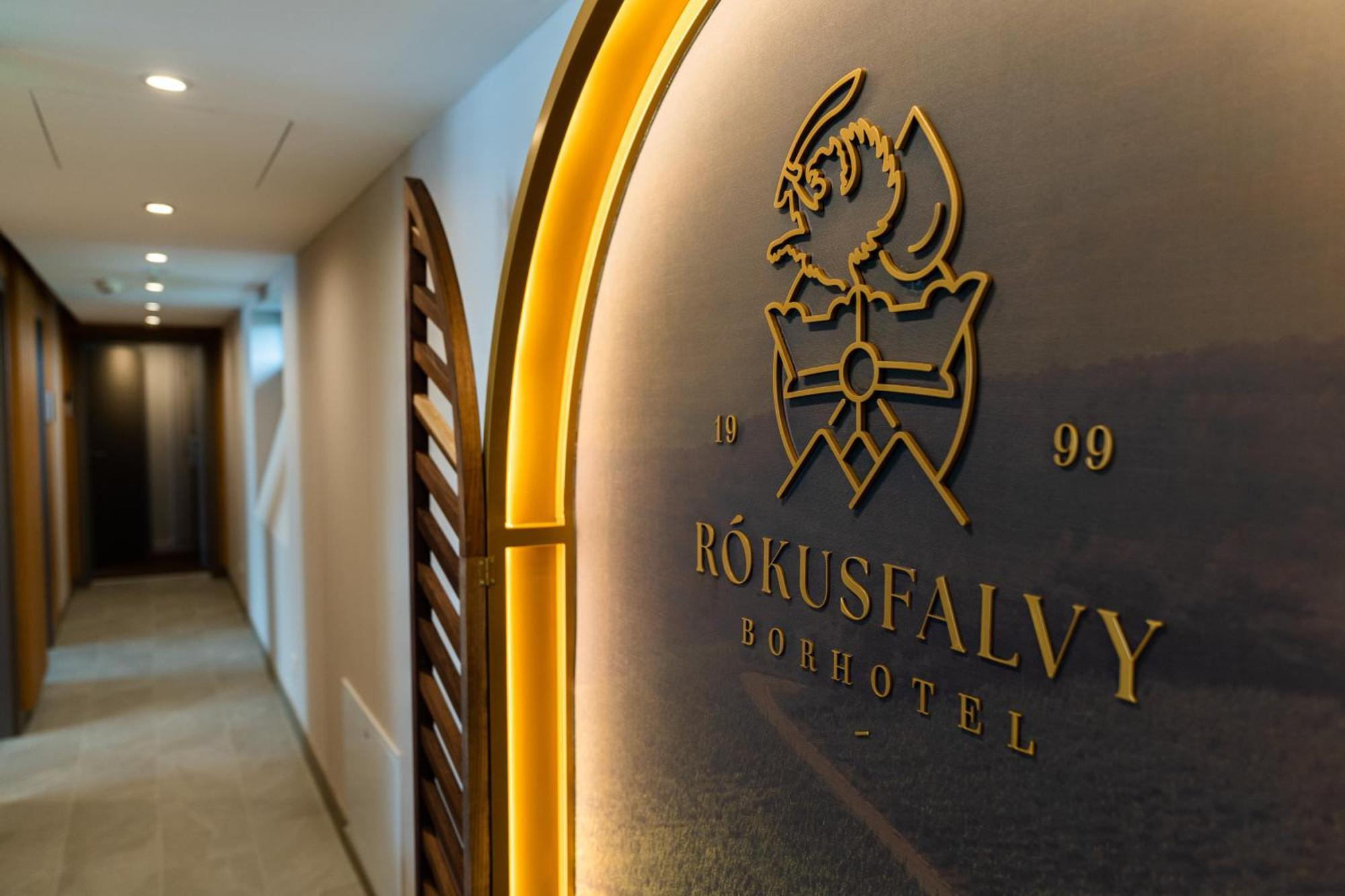 Rokusfalvy Borhotel Es Fogado Etyek Exterior photo
