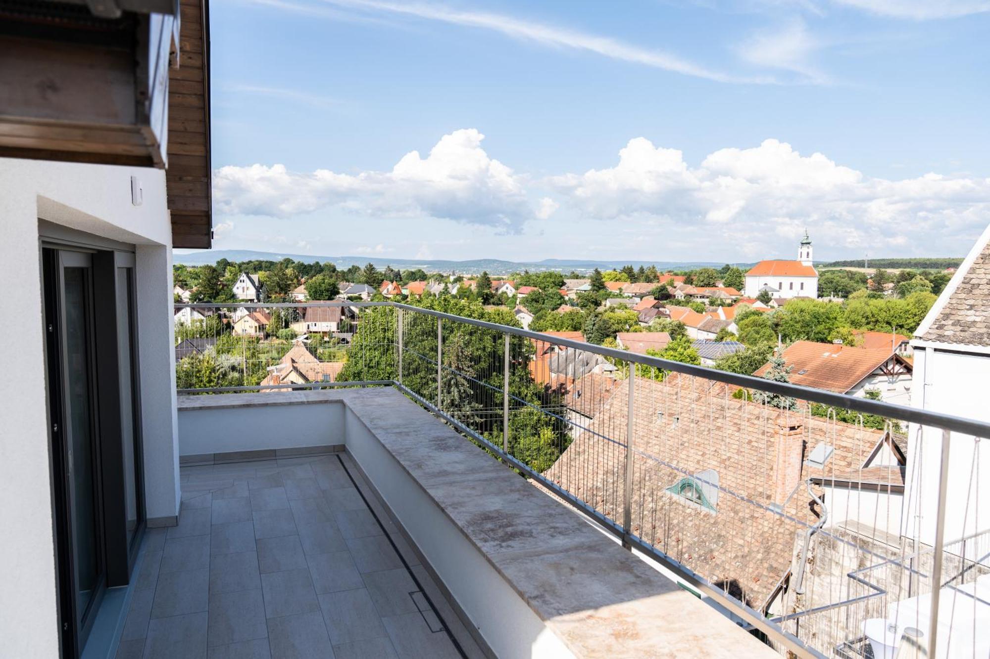 Rokusfalvy Borhotel Es Fogado Etyek Exterior photo