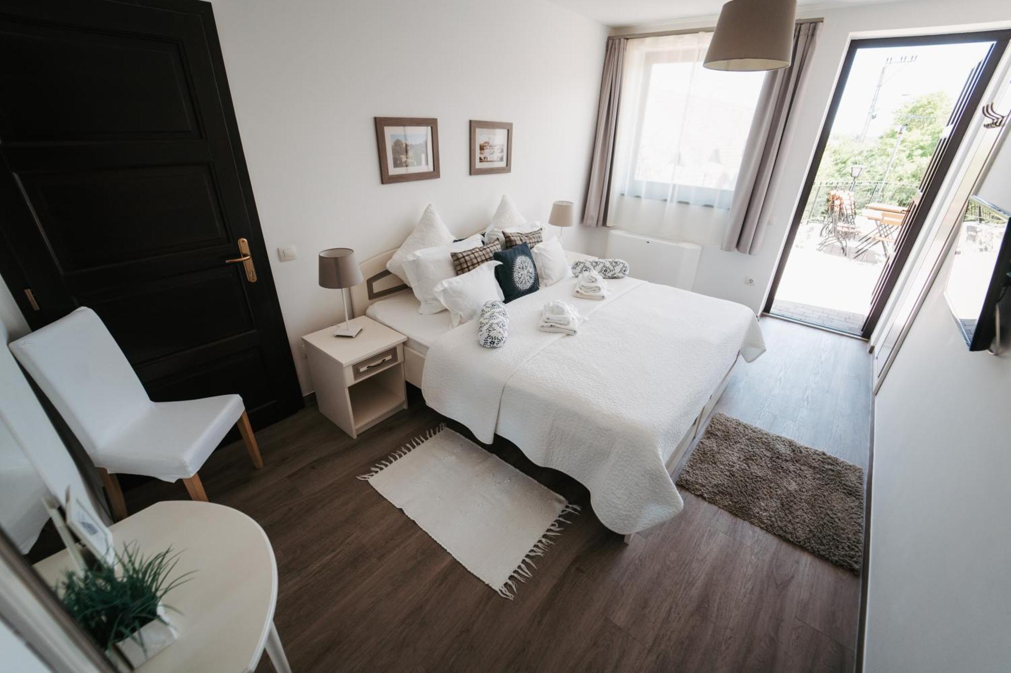 Rokusfalvy Borhotel Es Fogado Etyek Exterior photo